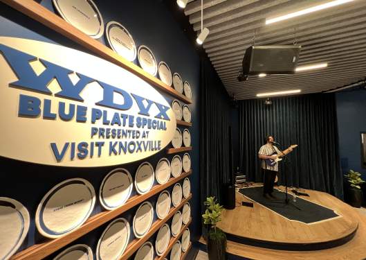 WDVX 89.9 FM