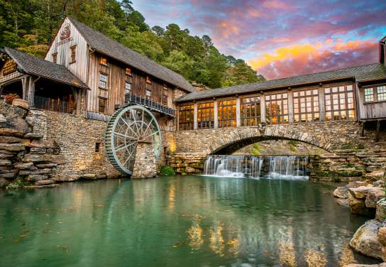 Explore Dogwood Canyon