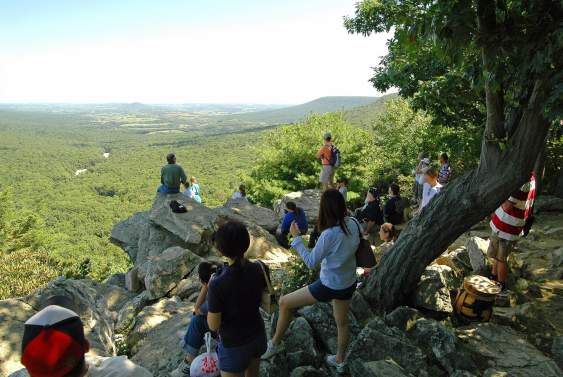 visitors-at-lookout