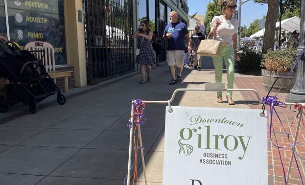 Look for signs pointing to Wine Stroll Pour Stations