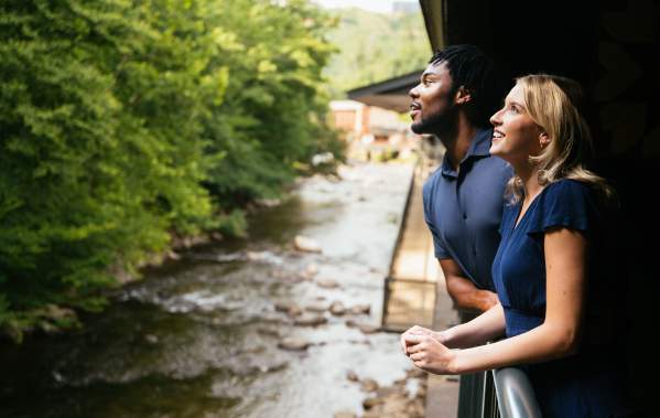 Best Gatlinburg Lodging on the River: Top Cabins & Hotels