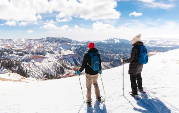2 people snowshoeing at cedar breaks