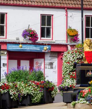 lion statue and shop fronts in Caistor market town in the Lincolnshire Wolds