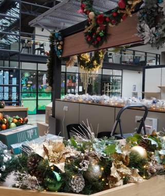 Deck the halls and Lincoln’s shops with twinkling lights and tinsel