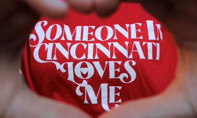 originalitees shirt someone in Cincinnati loves me