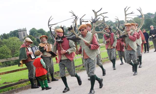 horn dancers arriving