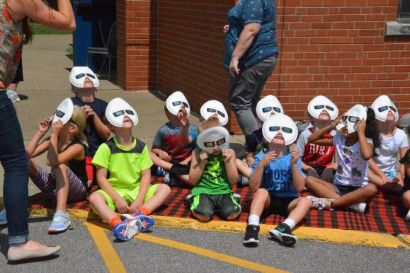 Kids watching Eclipse