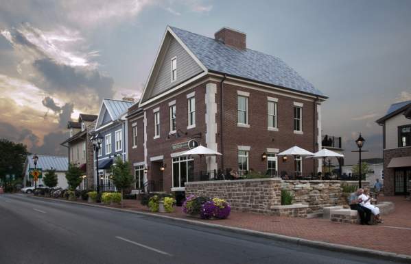 Building in Historic Dublin, Ohio durinig sunset.