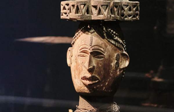 African artifact of small head with a crown on top