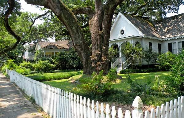 historic home with white picket fence