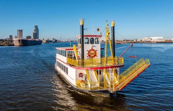 Cruise with the Perdido Queen this Mardi Gras! 🎉🎭