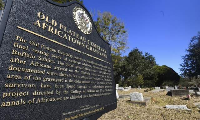 sign at the Old Plateau Cemetery