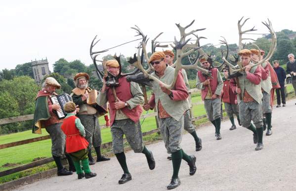 horn dancers arriving