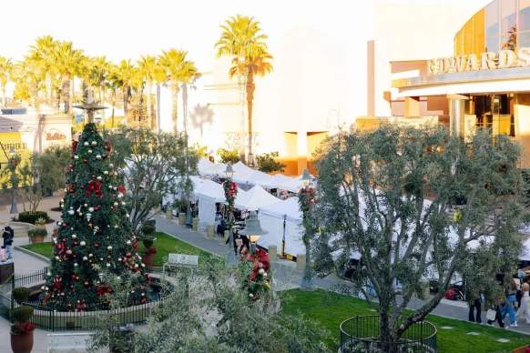 It's Peachy Deck the Mall Holiday Market