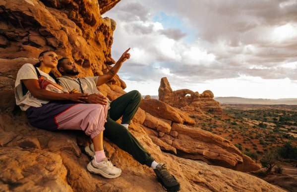 Windows - Arches National Park - Couple pointing