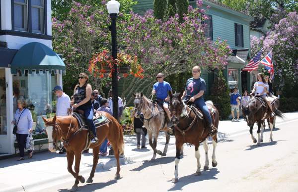 How much does it cost to ride horses on Mackinac Island?