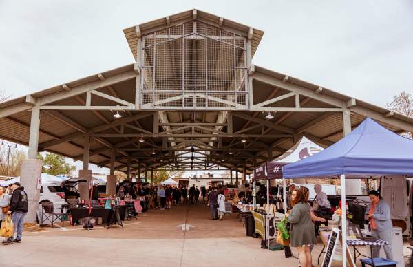 Saturday morning farmers market crowd