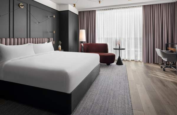 Renaissance Milwaukee West Hotel