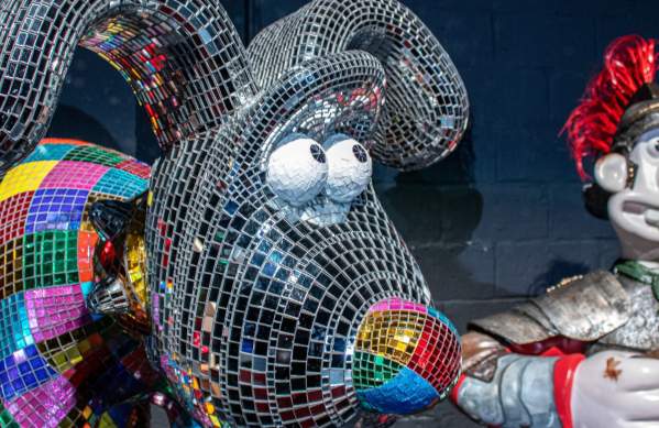 Gromit Unleashed 3 Launch - Mirrorball Gromit and Roman Wallace - CREDIT Simon Boddy