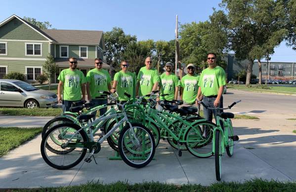 The team of Green Apple Bike volunteers.