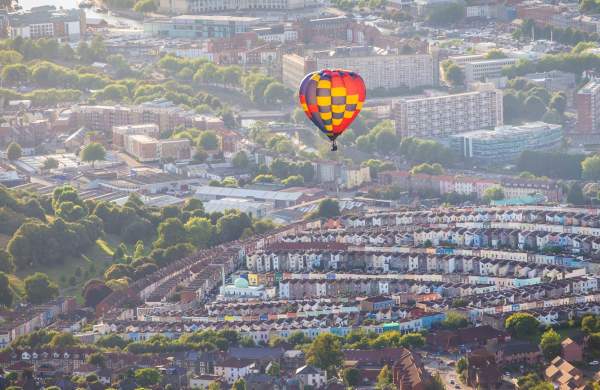 A balloon from the Bristol International Balloon Fiesta flying over the Totterdown area of the city - credit Paul Box