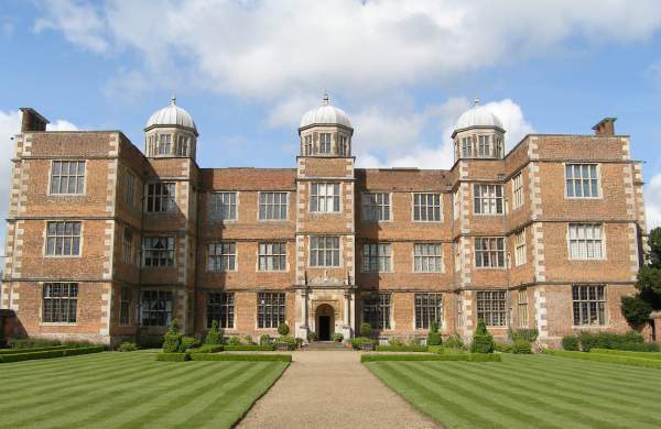 A turn around the grounds: Sculpture at Doddington