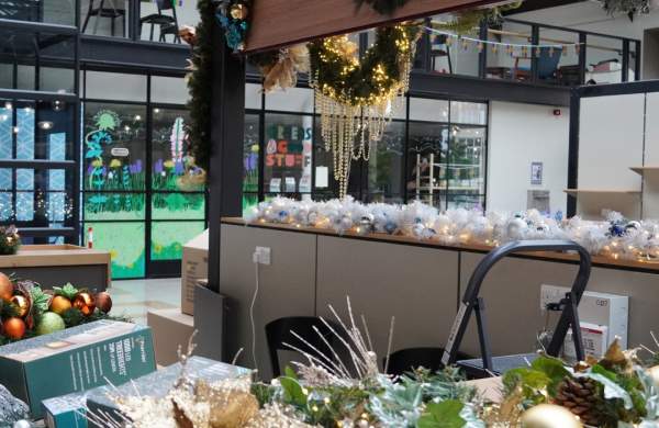 Deck the halls and Lincoln’s shops with twinkling lights and tinsel