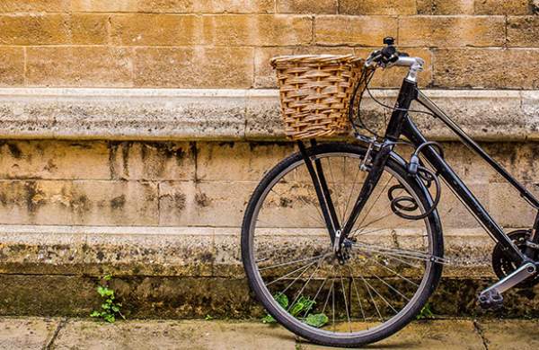 A bicycle by a wall in Cambridge.