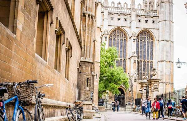 Bicycles near a wall with King's College Chapel in the background