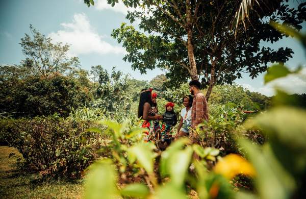 Turistas compartiendo con miembros de la comunidad Emberá-Wounaan en medio de la selva de la Provincia de Darién, Panamá