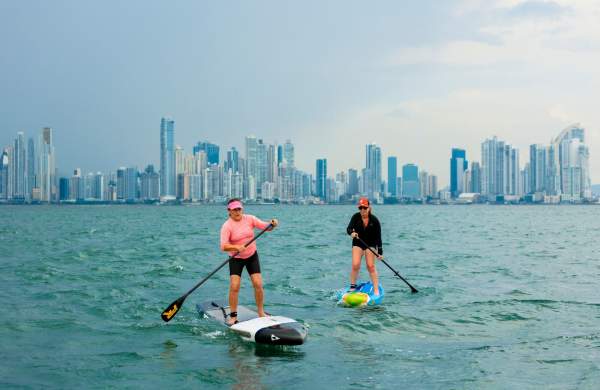 Grupo practicando paddle en las costas de Isla Taboga, Ciudad de Panamá