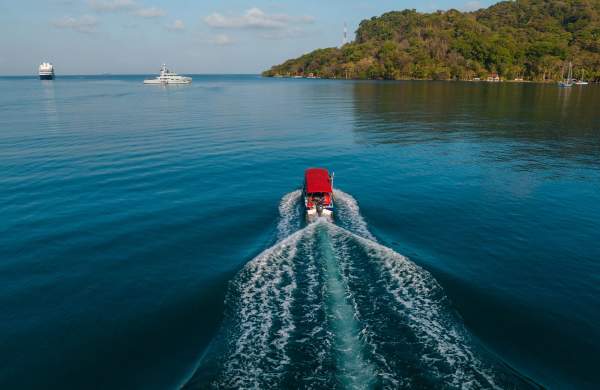 Boat navegating Puerto Frances beach at Portobelo