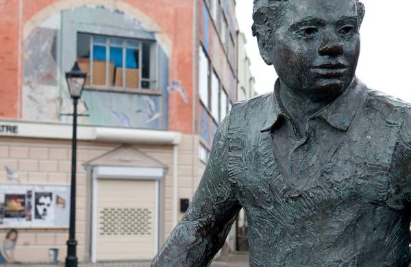 Dylan Thomas Statue in Marina Square