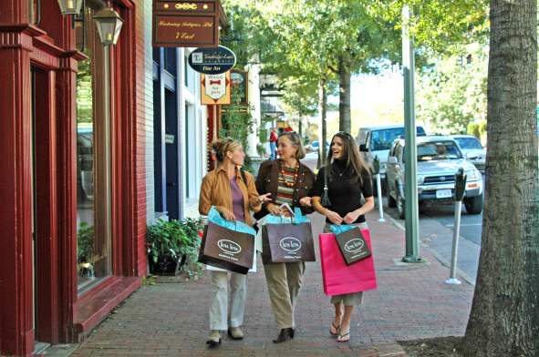 shoppers_strolling_middleburg.jpg