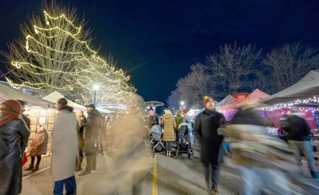 Downtown Kelowna Winter Market Light Up 2_