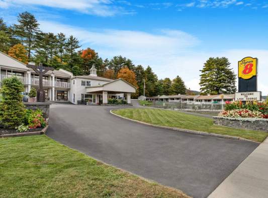 Super 8 by Wyndham ~ Lake George Downtown