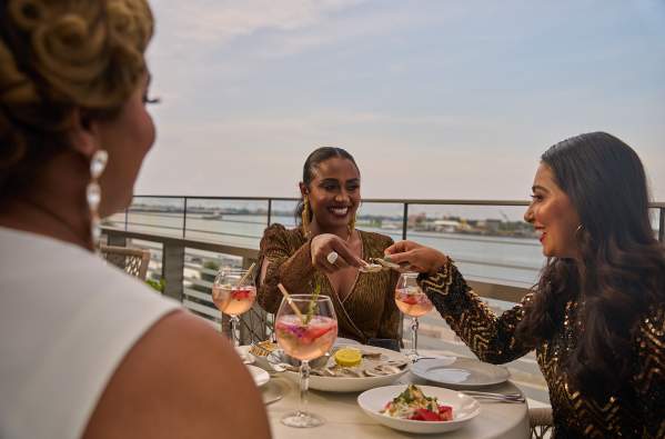 Balcony Dining - Chemin a la Mer