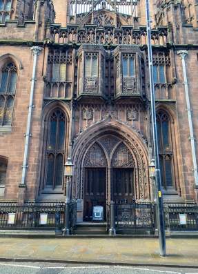 How do Manchester's libraries contribute to the sense of the city as a Gothic place?