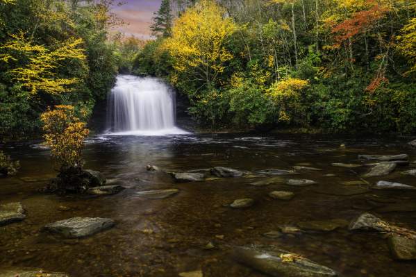 Budget-Friendly Leaf Peeping: How to Experience Peak Fall Color in Jackson County