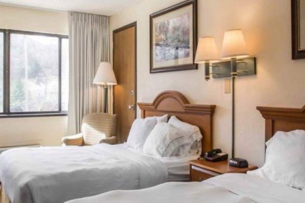 2 beds in motel room