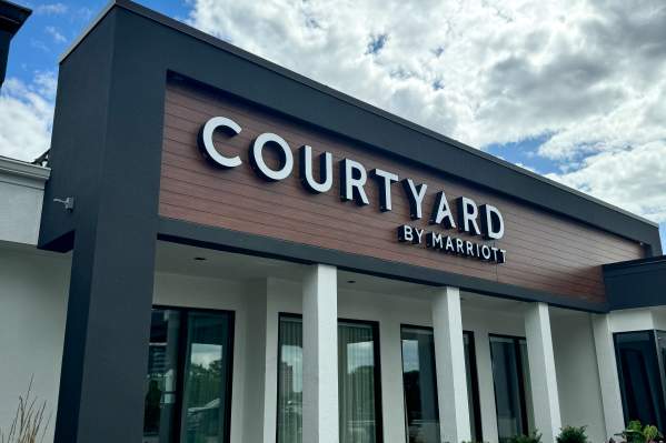 Exterior view of the front entrance to the Courtyard Kansas City Overland Park