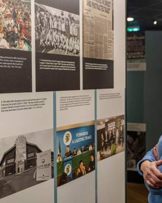 Couple walking into the entrance of Peacemakers Museum in Derry~Londonderry