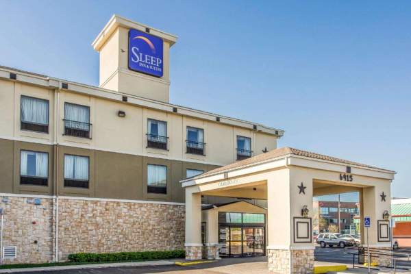 exterior shot of the entrance of the sleep inn medical center. beige stucco and multicolor brick accents
