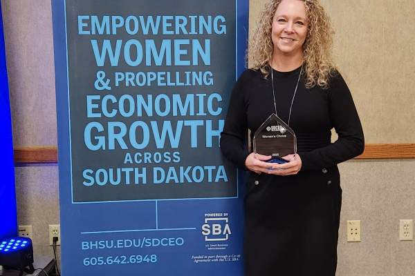 Michelle Thomson Receives Woman’s Choice Award at Statewide Women in Business Luncheon
