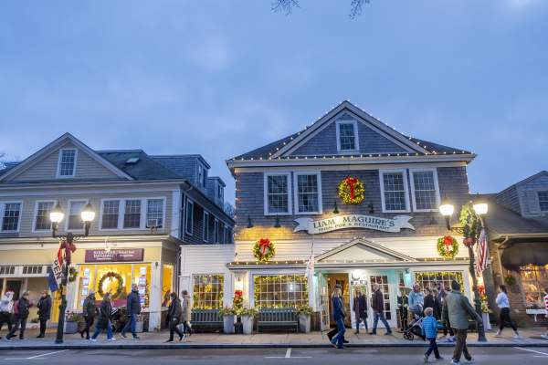 Twinkling Lights and Festive Nights: Holiday Strolls across Cape Cod
