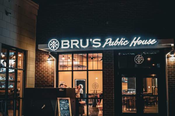 Outside view of Bru's Public House at night