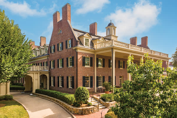 Outside view of the Carolina Inn on the campus of the University of North Carolina in Chapel Hill