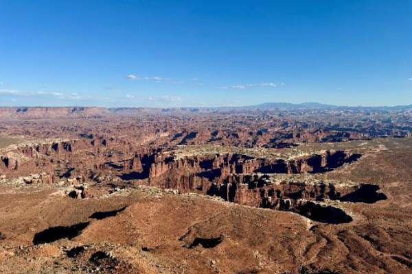 The Grand Point View overlook is a stunning, vast view over deep canyons and sandstone fins.