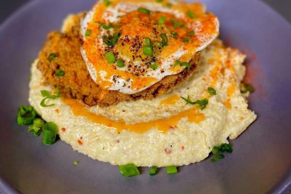Chochon Grits with scallions on a round plate