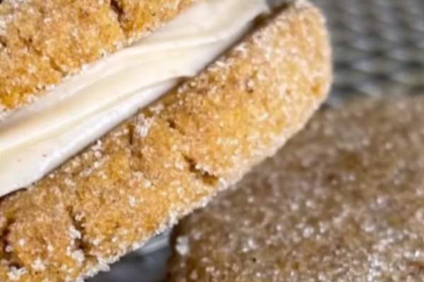 Pumpkin spiced cookies with creamy filling